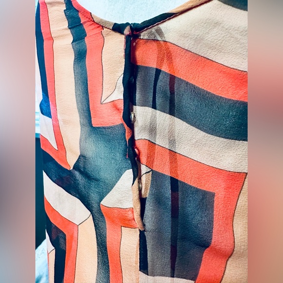 Gianni Versace
Silk Printed Blouse
Size: S I US4, IT40 - Picture 9 of 9